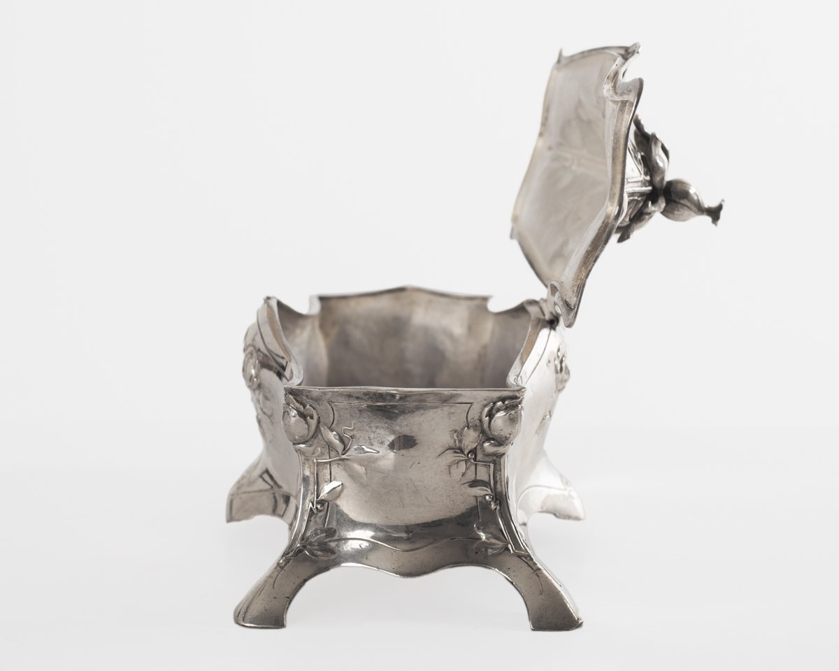 WMF Jewelry Box Art Nouveau silver plated Model No. 28 with floral decoration, Germany ca. 1900
