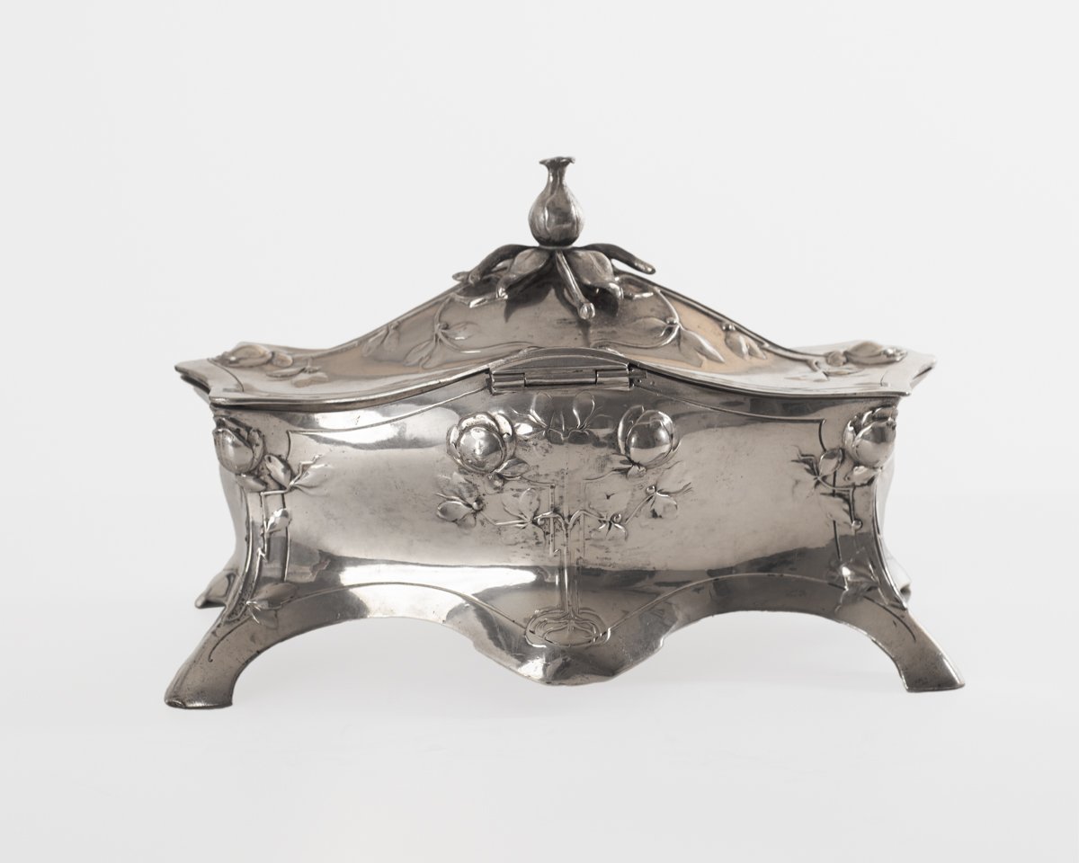 WMF Jewelry Box Art Nouveau silver plated Model No. 28 with floral decoration, Germany ca. 1900