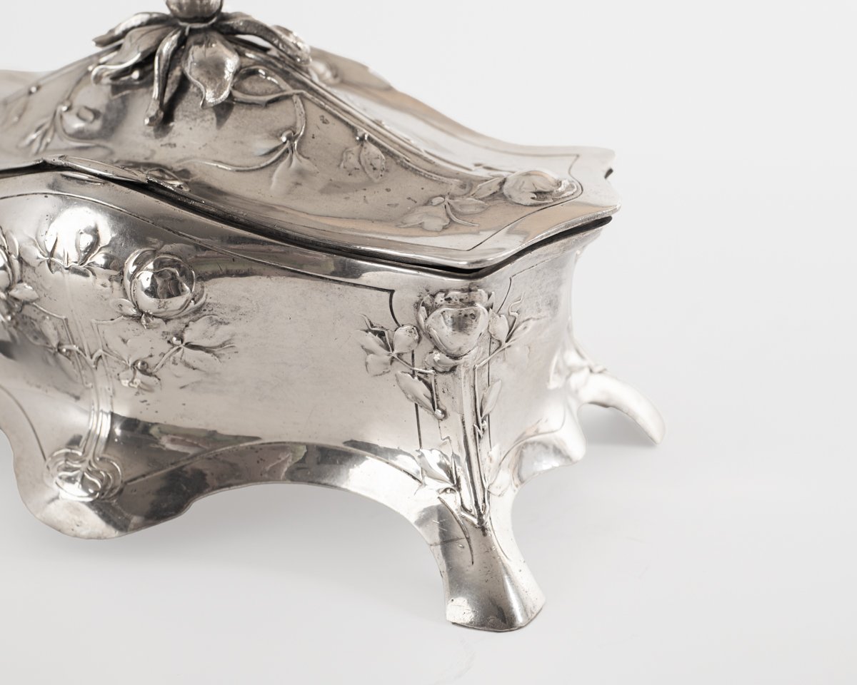 WMF Jewelry Box Art Nouveau silver plated Model No. 28 with floral decoration, Germany ca. 1900