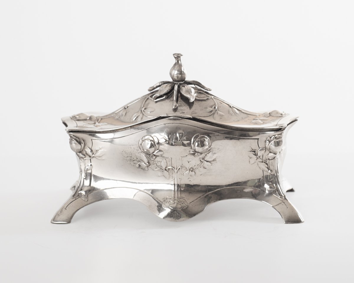 FOTOLATENT-FOTOS-WEB WMF Jewelry Box Art Nouveau silver plated Model No. 28 with floral decoration, Germany ca. 1900